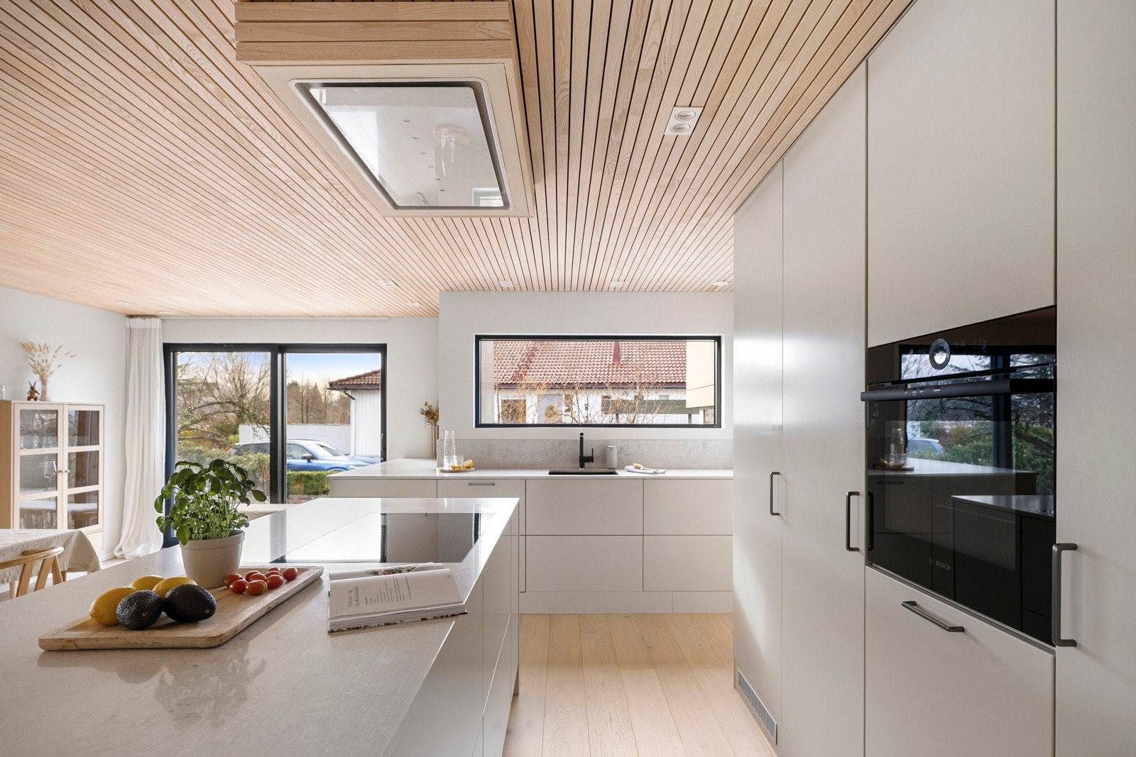 De beige, slette frontene gir et tidløst uttrykk som harmonerer godt med benkeplaten i stein. Galleribilde