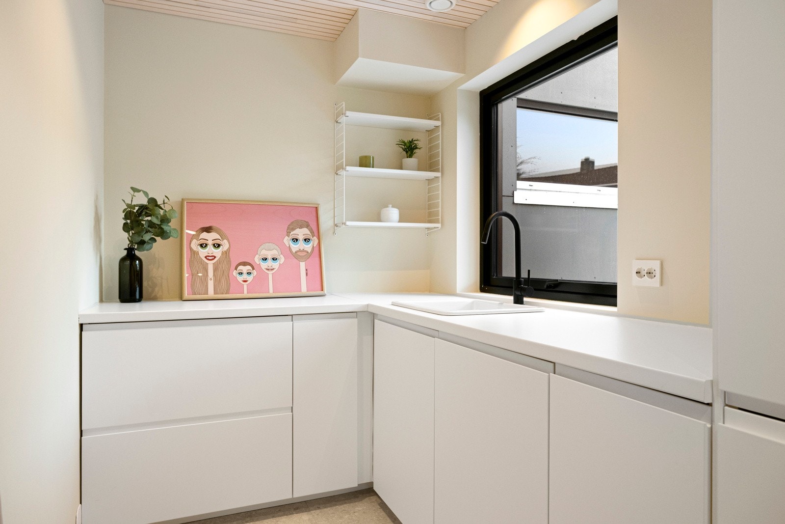 Her kan vått yttertøy, skitne sko og treningstøy håndteres på en enkel måte uten å trekke det videre inn i boligen. Galleribilde