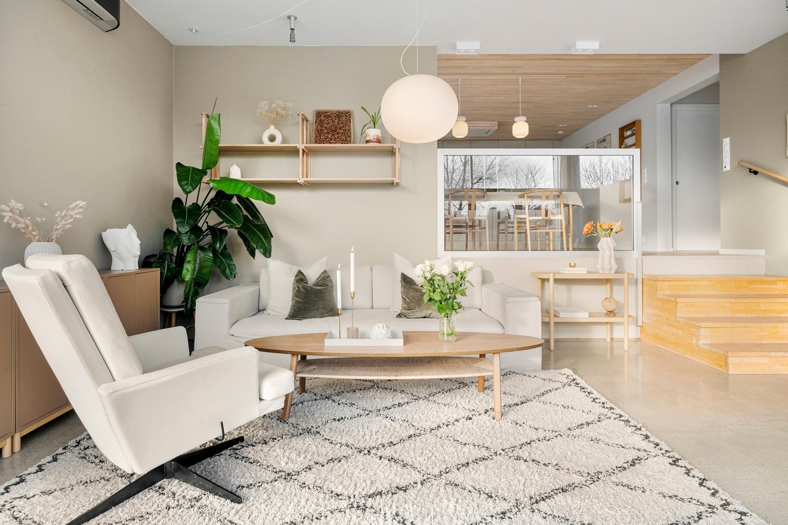 Betonggulv med gulvvarme, kombinert med lyse beige vegger, gir rommet et tidsriktig og helhetlig preg. Galleribilde