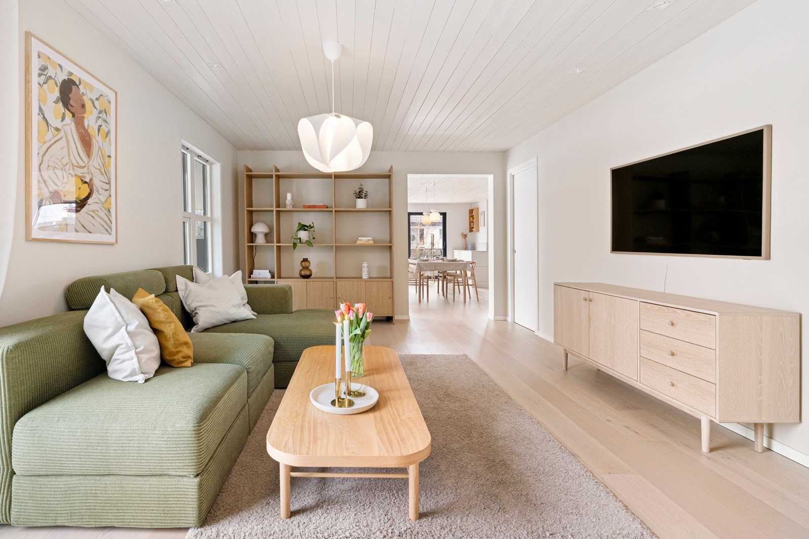 Rommets utforming gir fleksible møbleringsmuligheter og god plass til en romslig TV-sone. Galleribilde