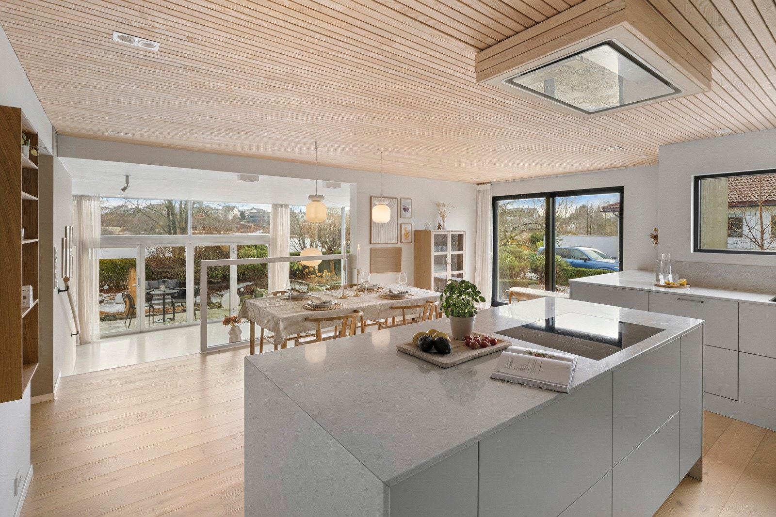 Her kan man stå og lage mat med utsyn til naturen og samtidig ha full oversikt over barna som leker ute i hagen. Galleribilde