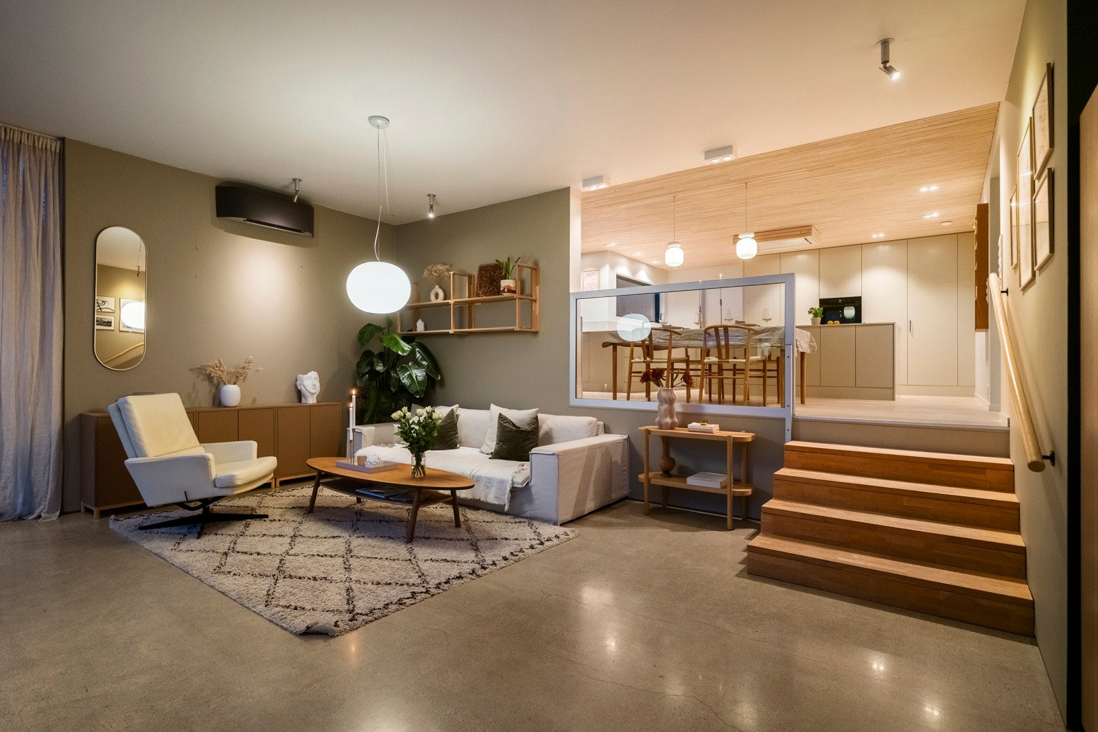 Stuen ligger en halv etasje ned fra kjøkkenet skaper en åpen og luftig romfølelse, samtidig som sonene oppleves godt definert. Galleribilde