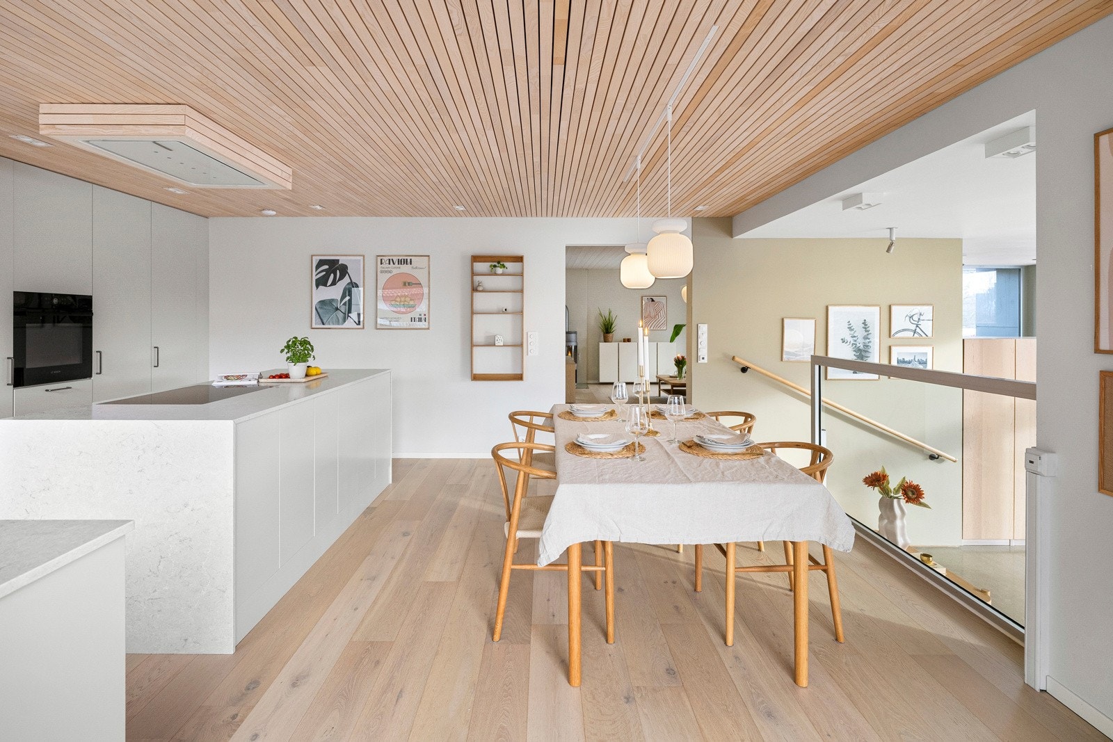 God plass til et romslig spisebord hvor familie og venner kan samles. Galleribilde