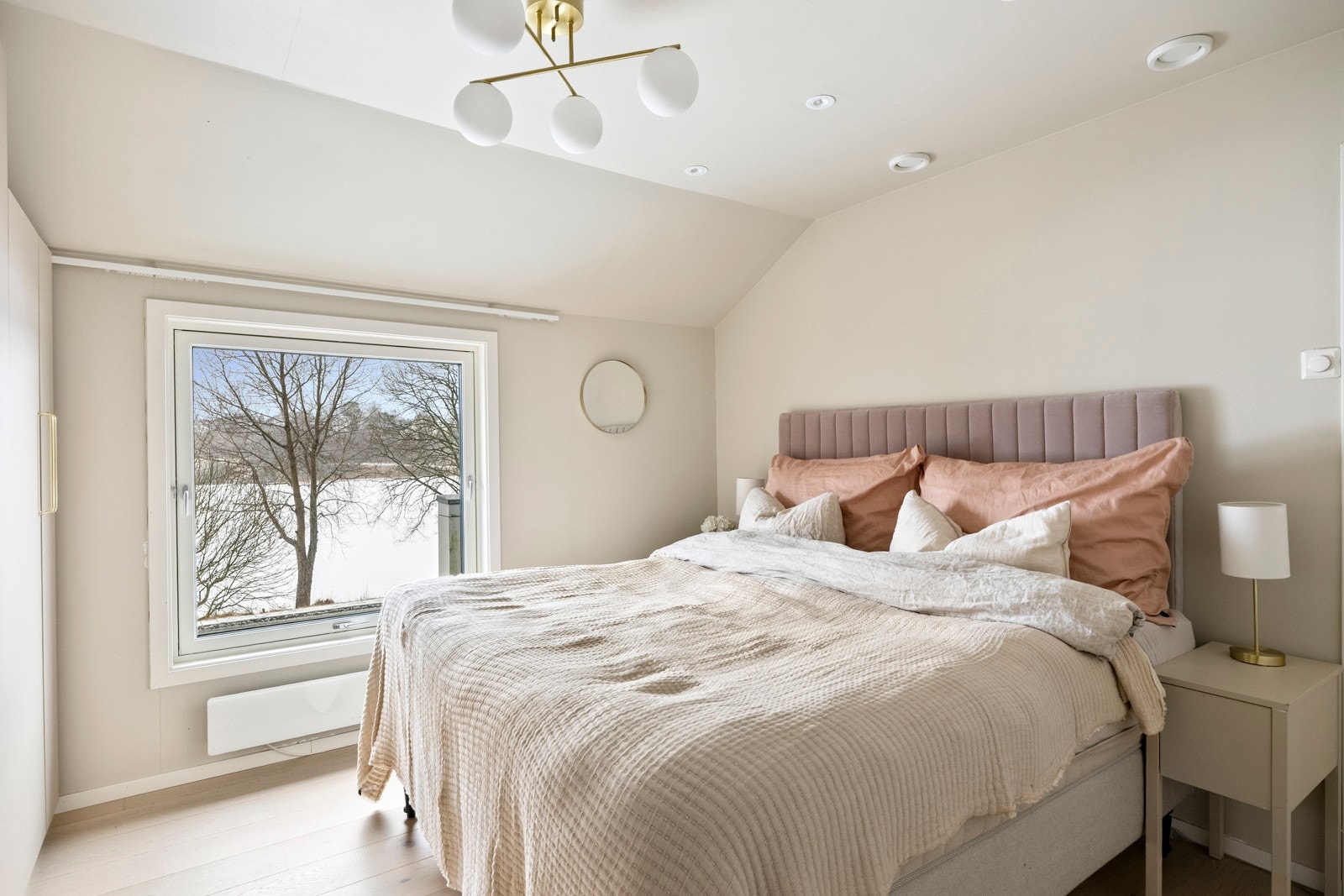 Soverom av god størrelse med ny parkett fra 2022. Galleribilde