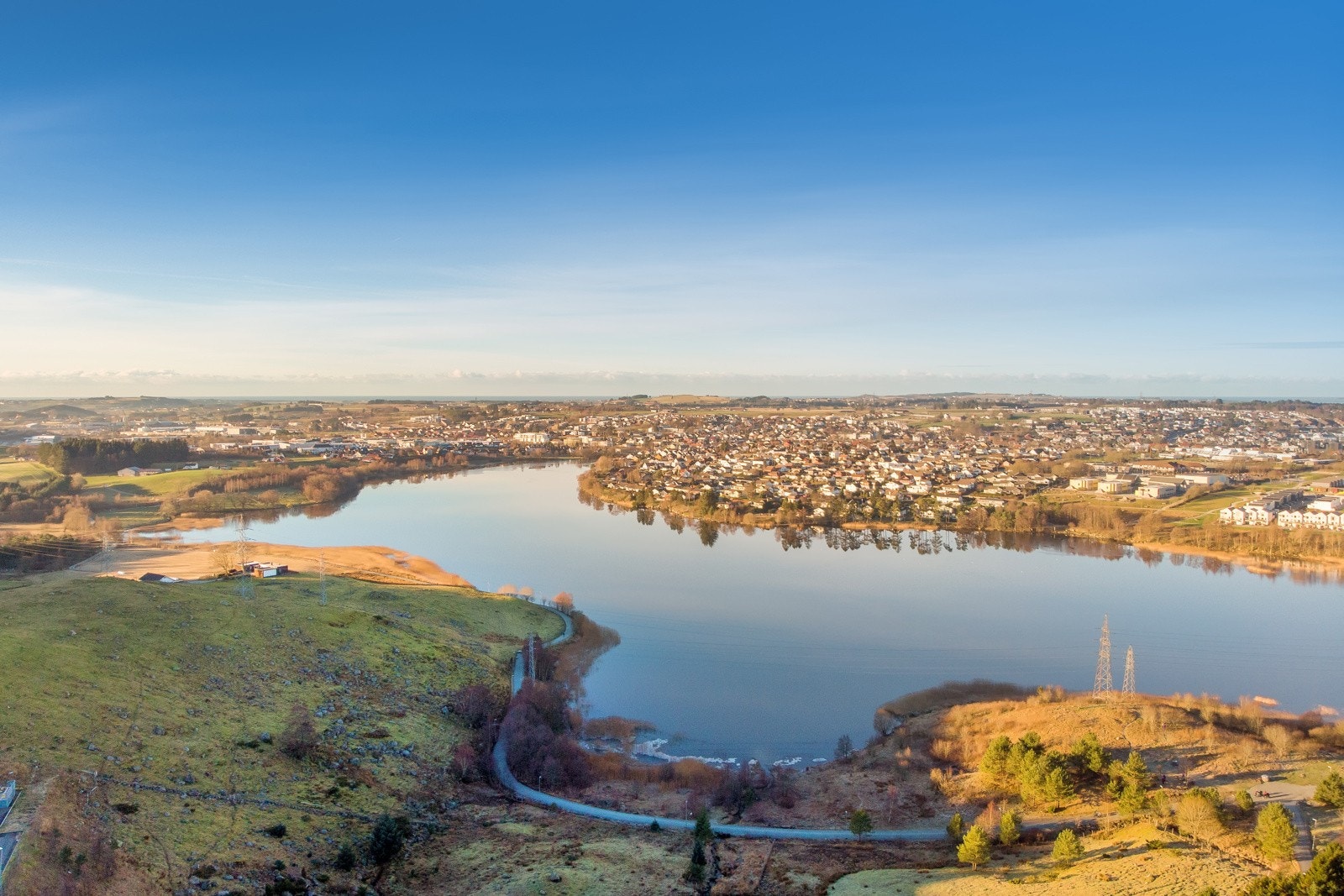 Boligen har en attraktiv beliggenhet i første rekke mot Stokkelandsvannet på Ganddal. Galleribilde