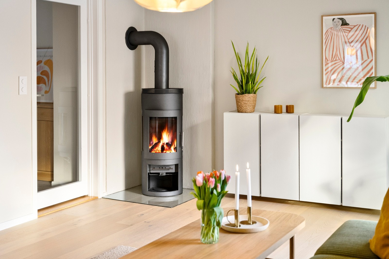 I hjørnet står en vedovn som skaper både varme og stemning på kjølige dager. Galleribilde