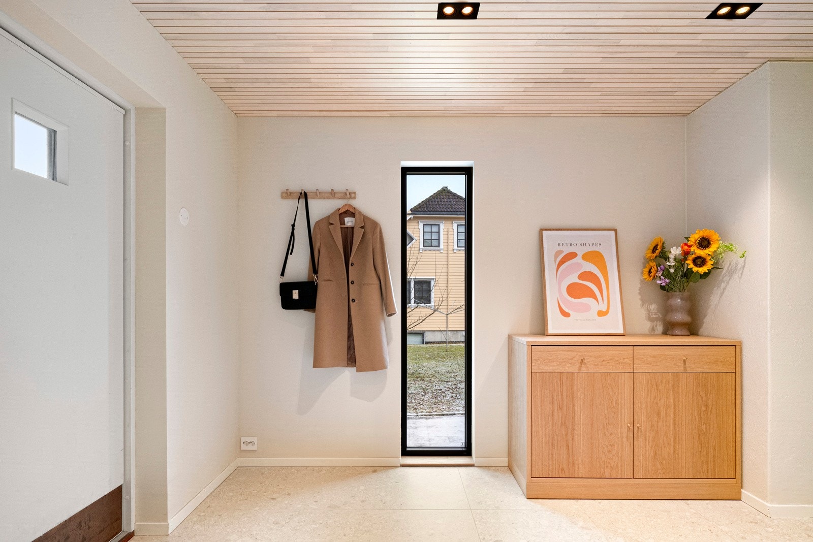 Rommet ble oppgradert i 2022 og med blant annet ny isolasjon i vegger, tak og gulv, nye vinduer, flislagt gulv med varmekabler samt spotter i taket. Galleribilde