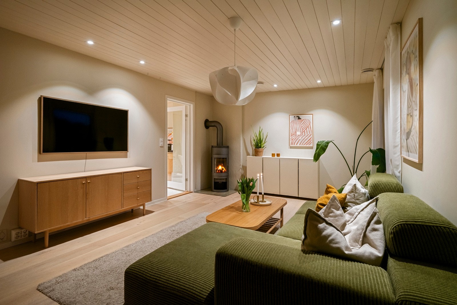 Den separate TV-stuen ligger skjermet til fra hovedstuen. Galleribilde