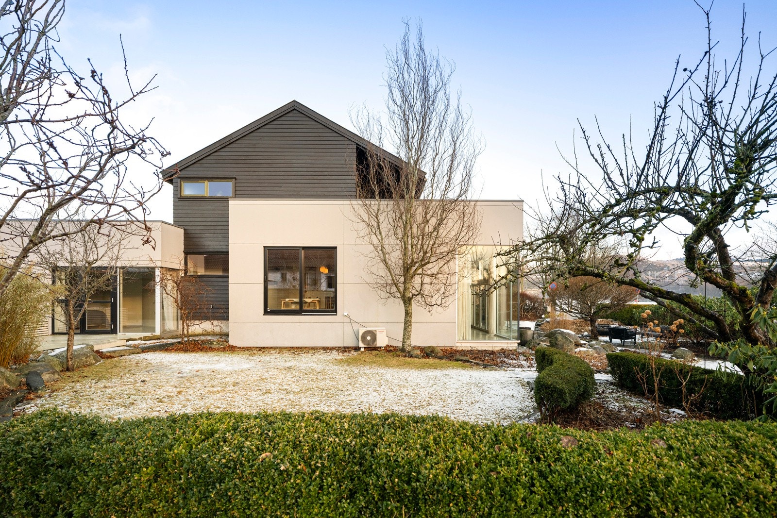 En romslig og innbydende hage hvor barna kan leke fritt og trygt, samtidig som de voksne kan nyte rolige og avslappende stunder i solrike omgivelser. Galleribilde