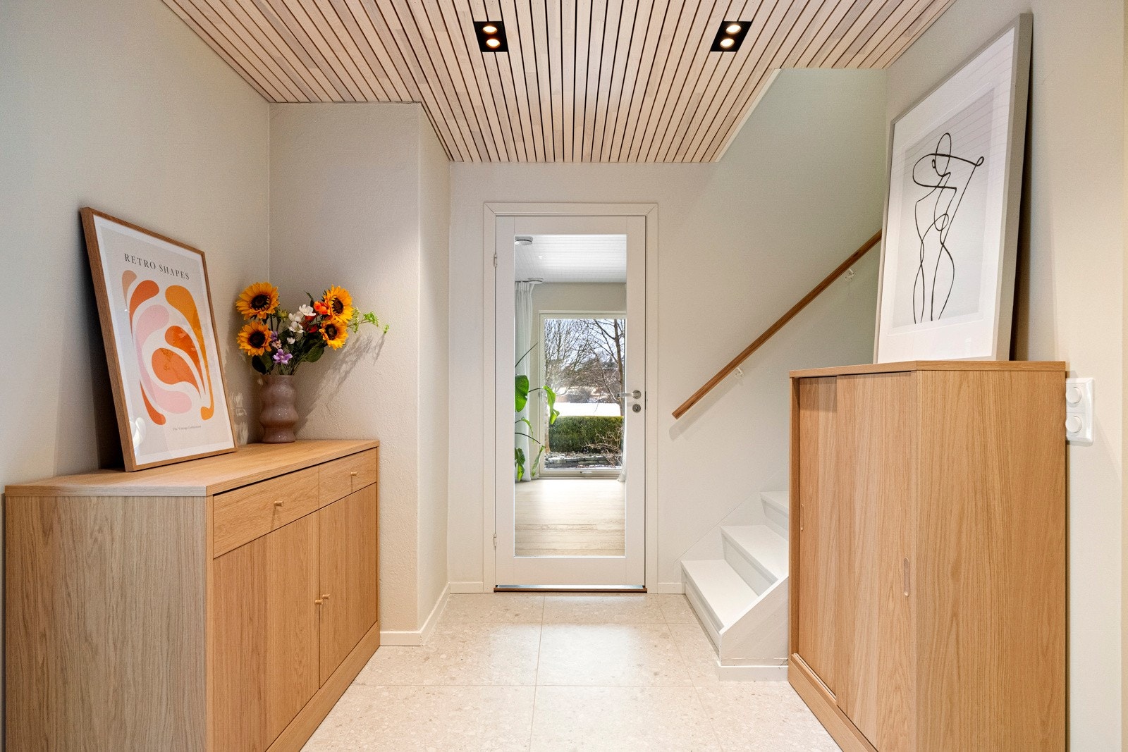 Fra entréen er det en naturlig overgang videre inn til TV-stuen samt trapp opp til 2. etasje. Galleribilde