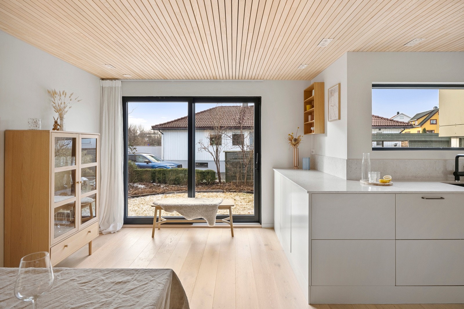 Fra kjøkkenet er det kort og enkel adkomst til begge terrassene, noe som gjør det lett å dekke på ute og flytte måltidene ut på varme sommerdager. Galleribilde