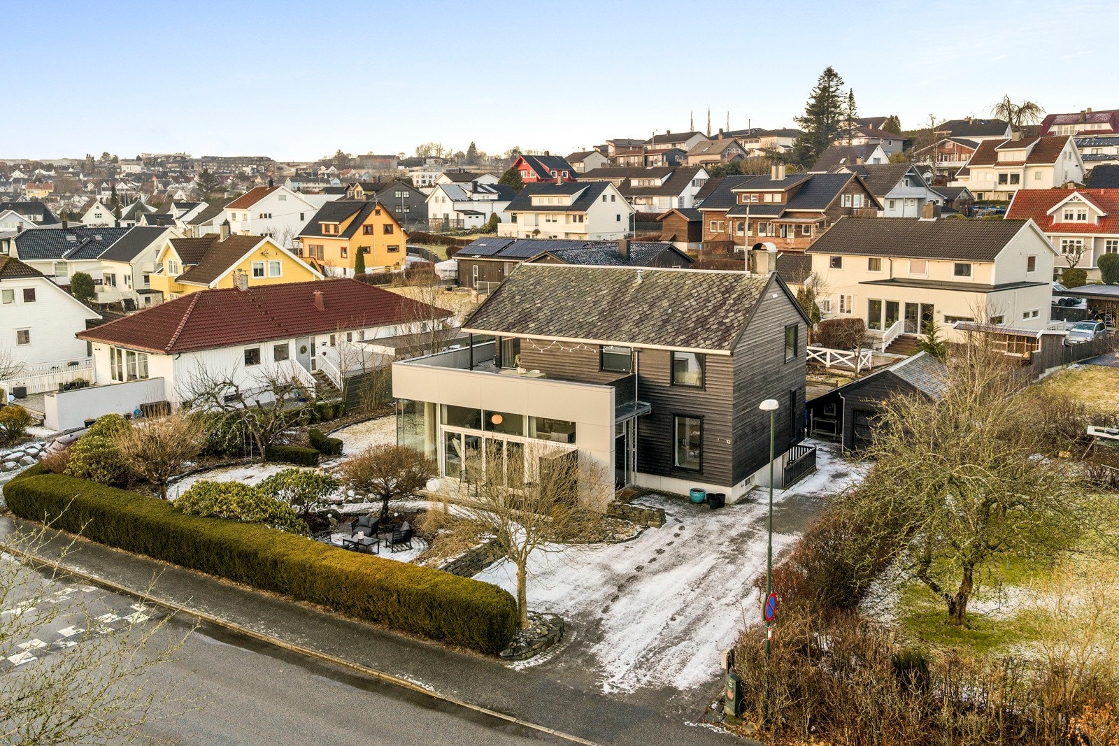 Tomten er parkmessig opparbeidet og har en gjennomtenkt beplantning som blomstrer i flere omganger gjennom vår og sommer. Galleribilde