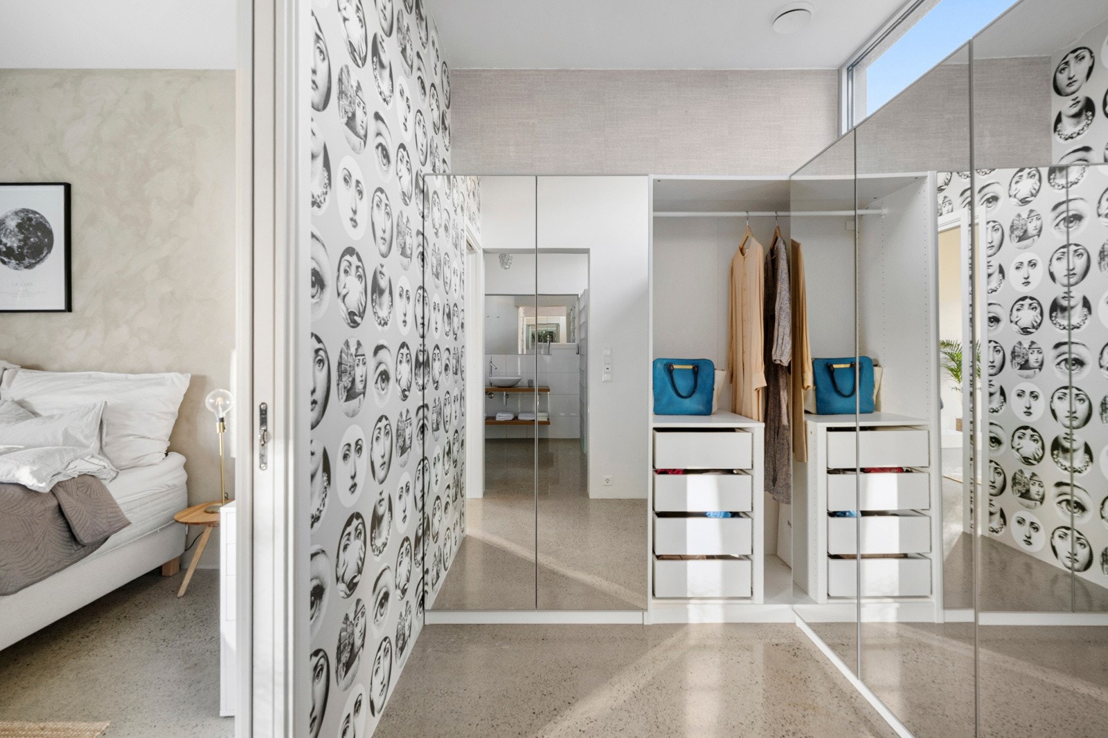 Tilknyttet soverommet ligger et romslig walk-in closet innredet med flere garderobeskap med speilfronter. Galleribilde