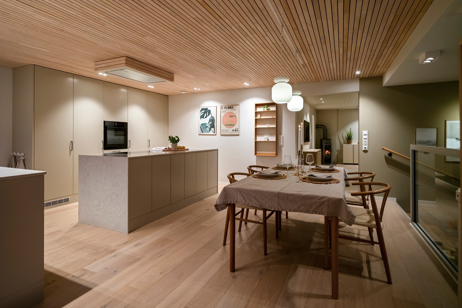 Den store kjøkkenøyen skaper en naturlig samlingsplass - perfekt til både matlaging, lekser og hyggelige samtaler mens middagen tilberedes. Galleribilde