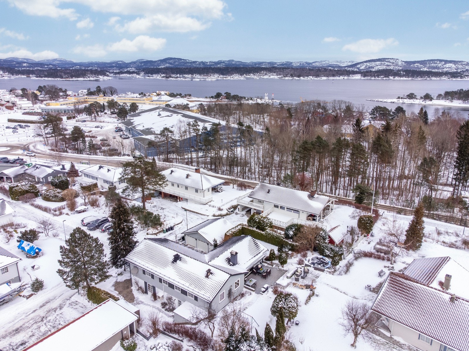 Samtidig har man kort vei fra hovedveien - uten bakker - noe som gir enkel og lett tilgjengelig adkomst året rundt. Galleribilde