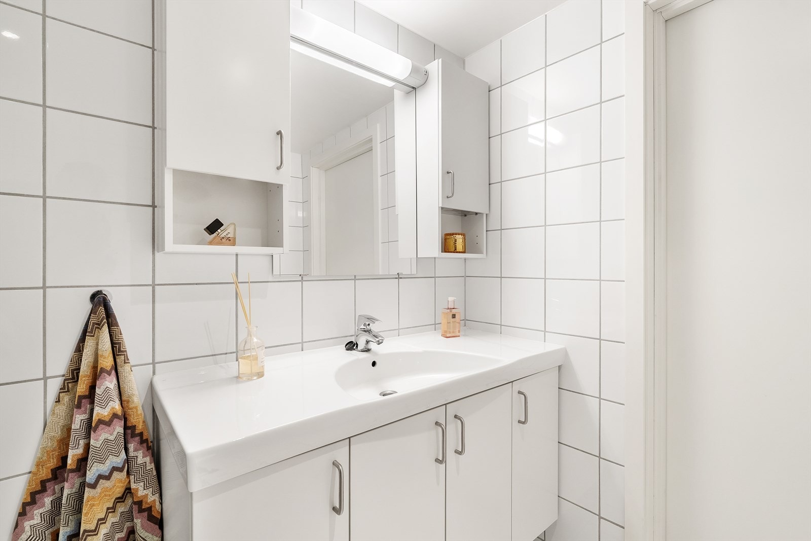 Badet har flislagte overflater, gulvvarme og mekanisk avtrekk. Galleribilde