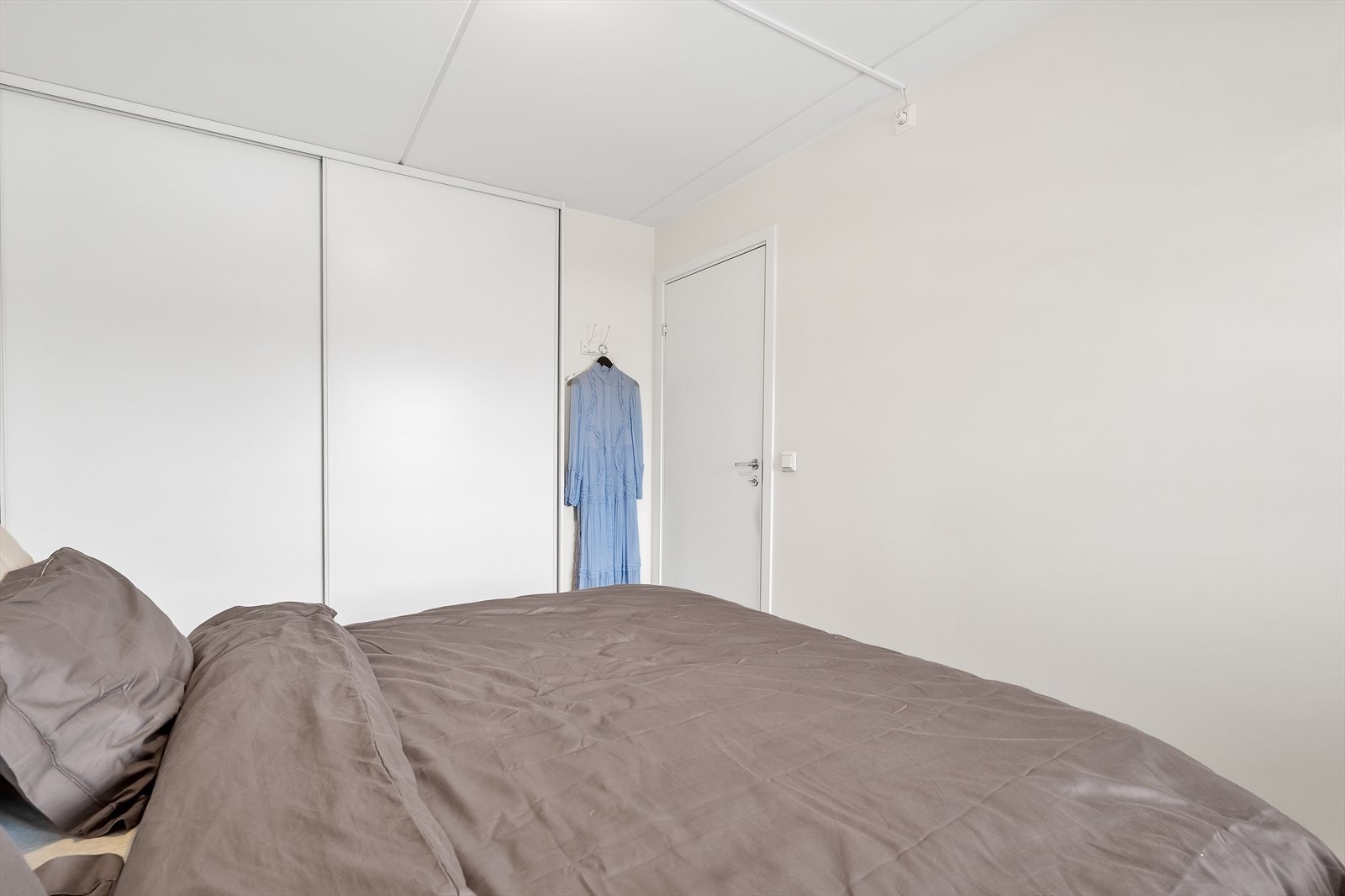 På hovedsoverommet er det skyvedørsgarderobe. Galleribilde