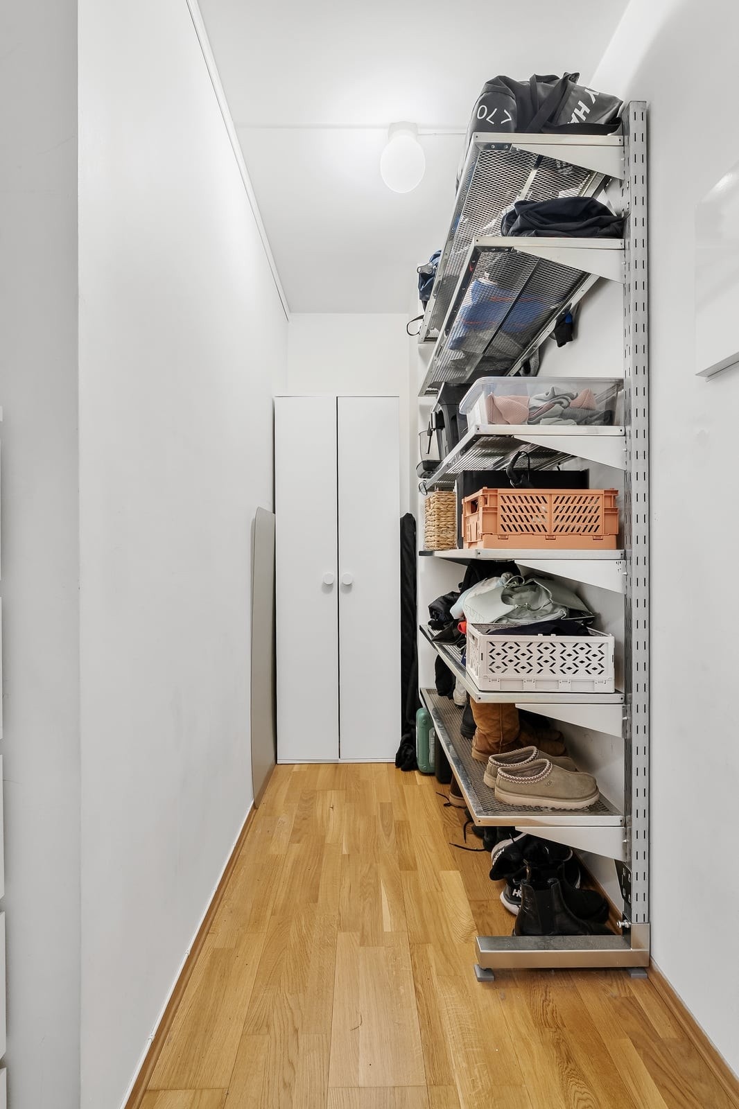 Innvendig bod med god lagringsplass i tilknytning til entreen. Galleribilde