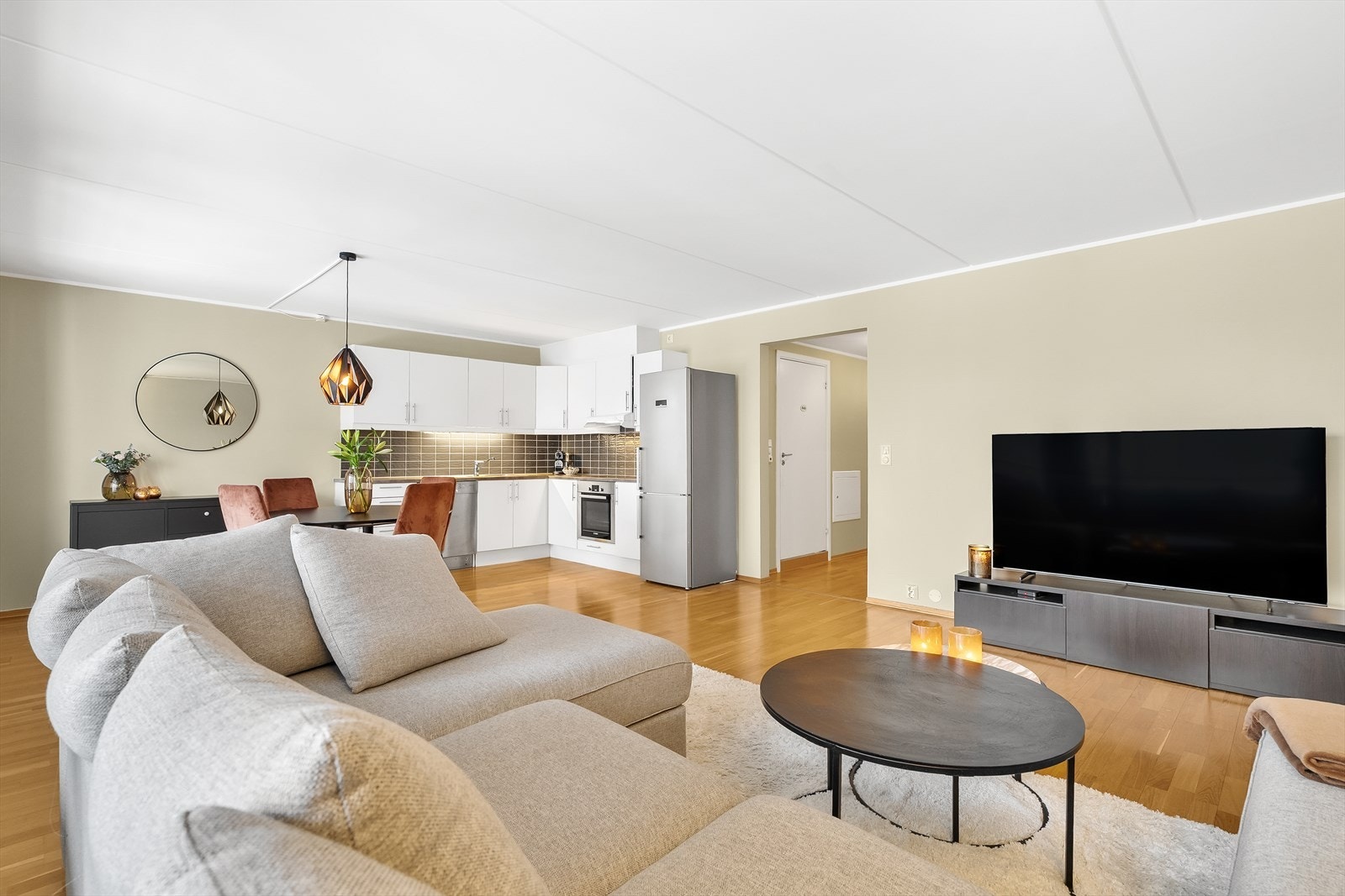 Det er plass til å innrede sofagruppe, tv-møblement og spisebord. Galleribilde