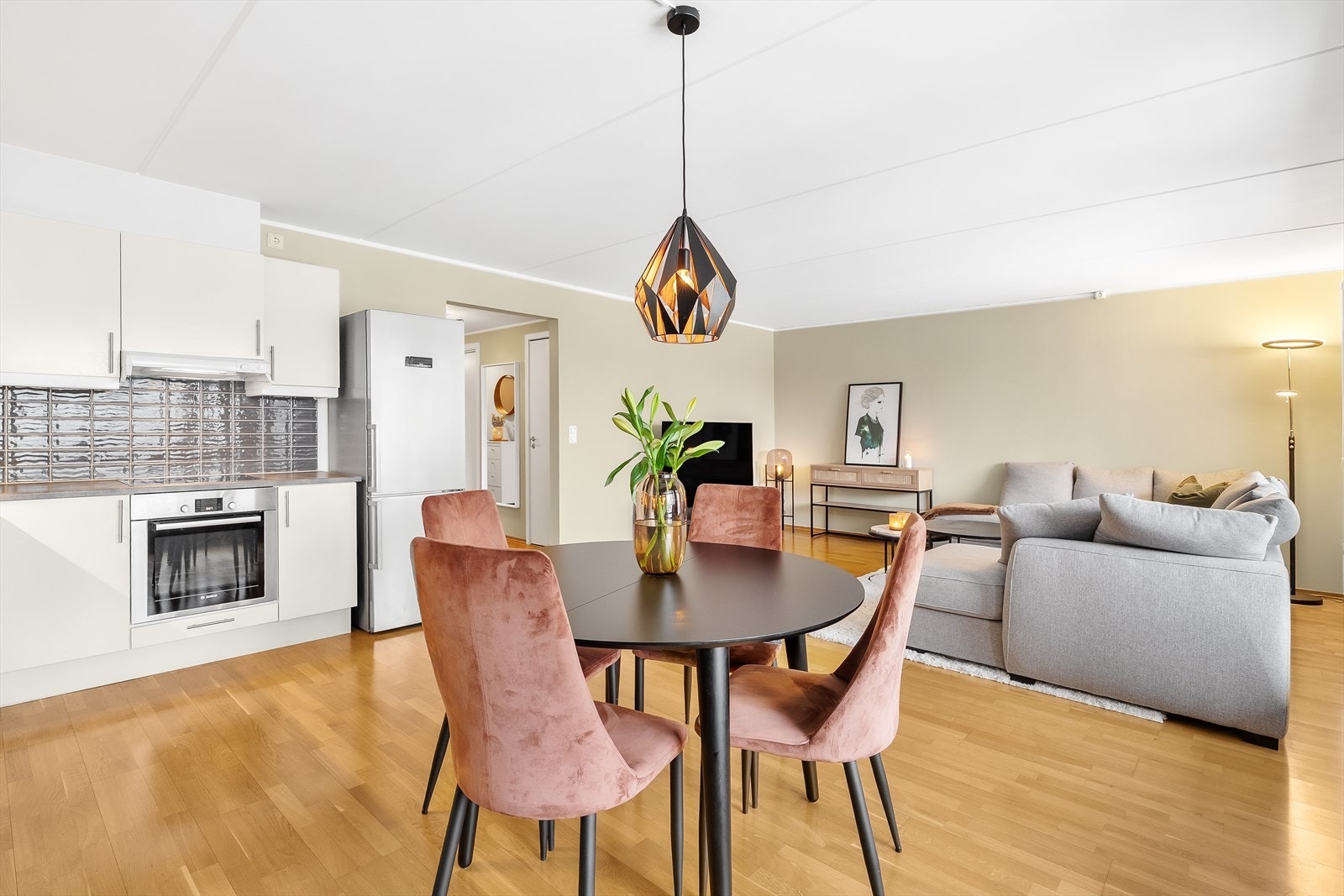 Leiligheten har åpen og sosial løsning med gjennomgående god standard. Galleribilde