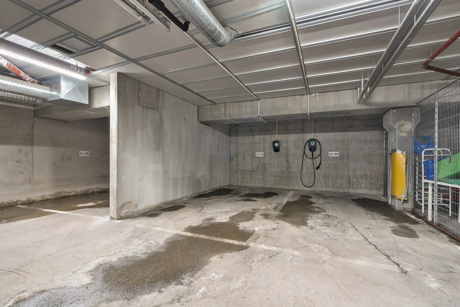 Det medfølger garasjeplass med elbillader. Galleribilde