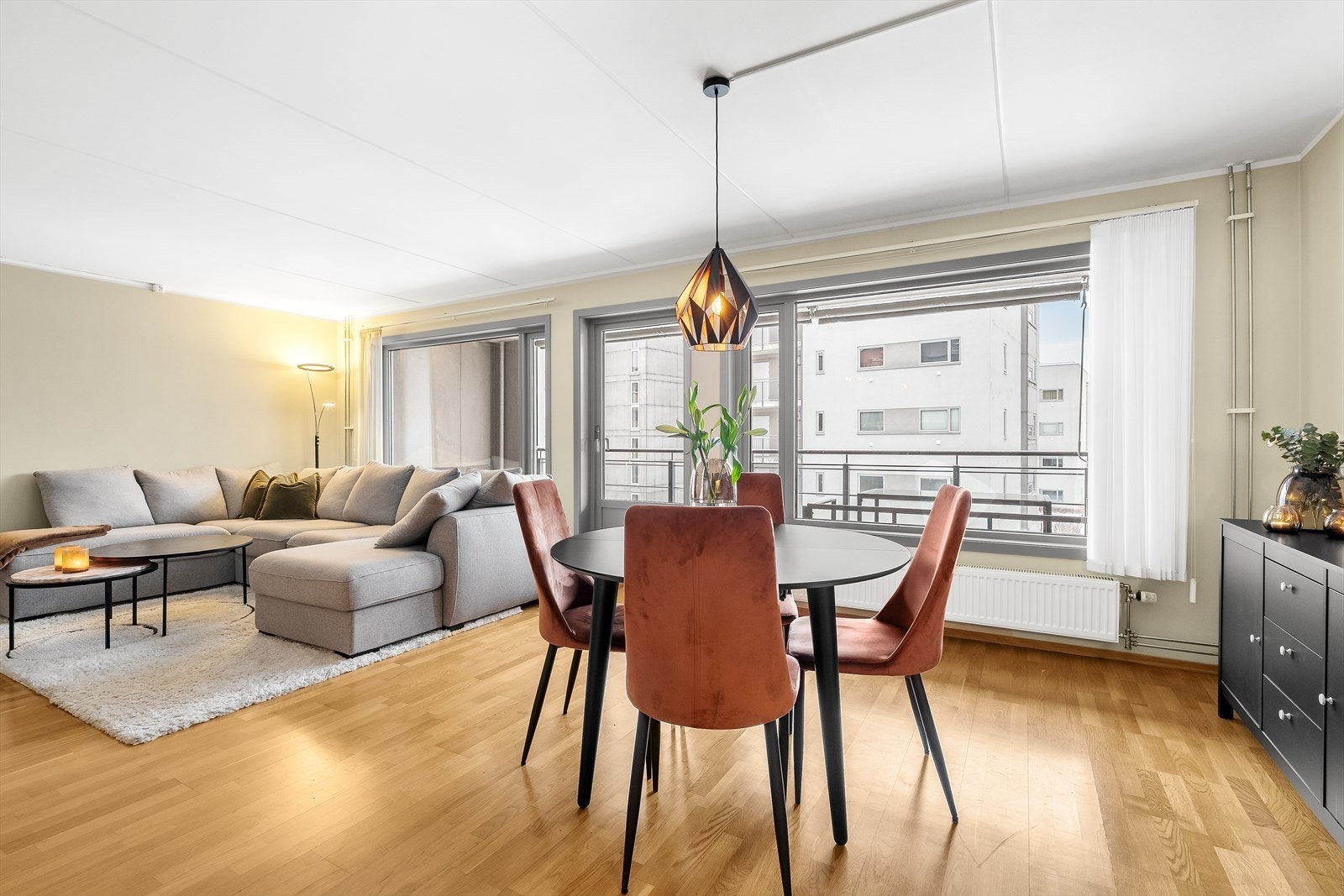 Godt lysinnslipp med store vinduer langs hele ytterveggen. Galleribilde