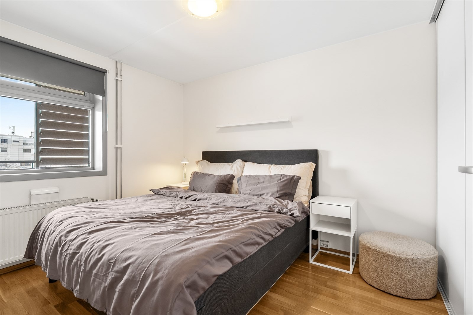 Leiligheten har to soverom som ligger på hver sin side av gangen. Galleribilde