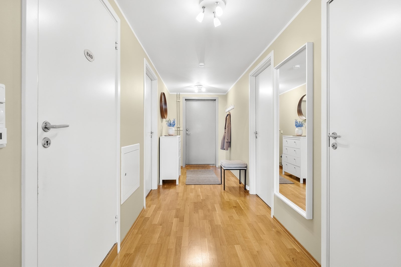 Lys og langstrakt entré med god plass til oppbevaring. Galleribilde