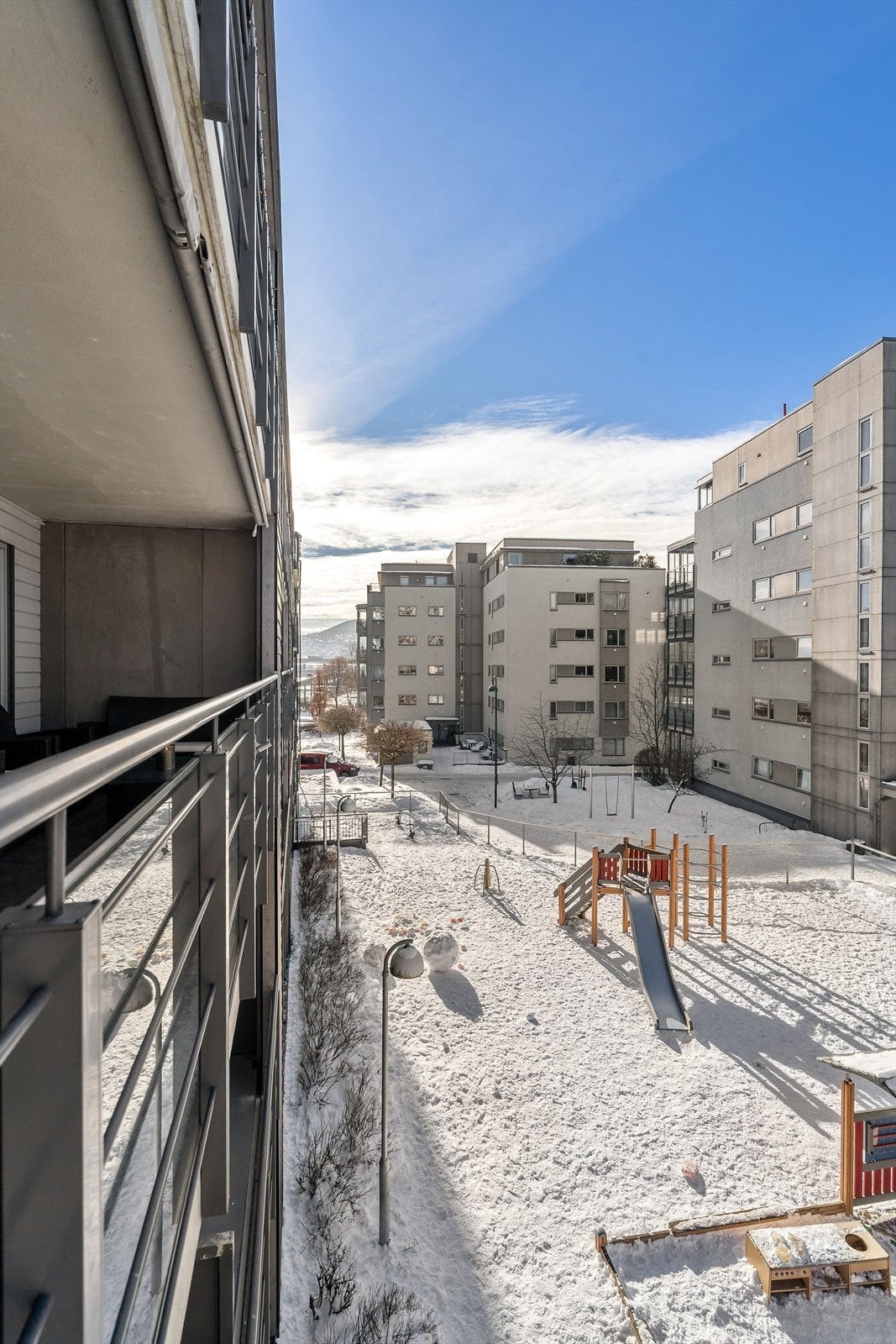 Fra balkongen har du også gløtt ned mot Drammenselva og promenaden. Galleribilde