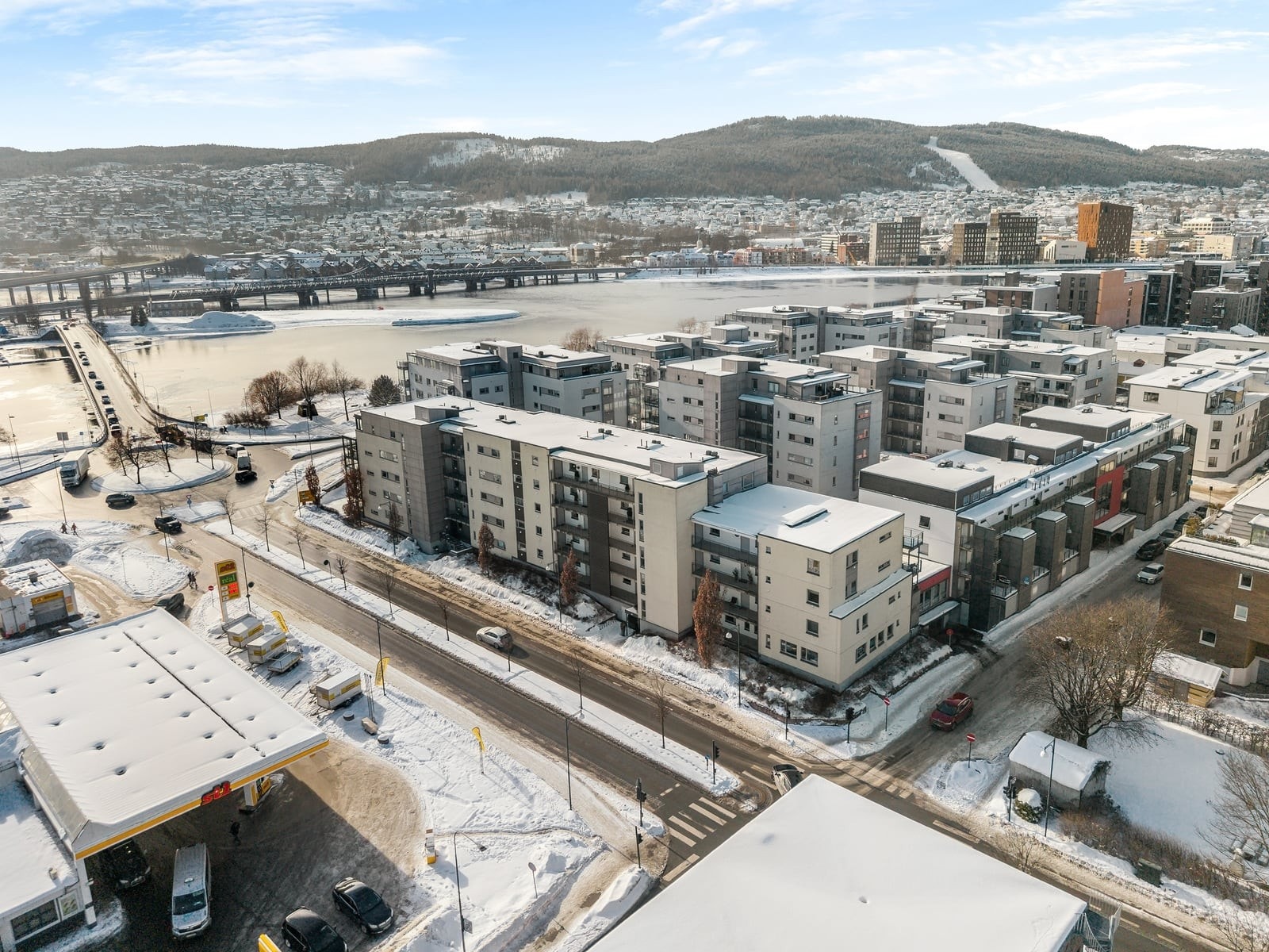 Leiligheten ligger i et attraktivt område, sentralt plassert med kort vei til tog/buss, shopping, kulturliv og mye mer. Rett nedenfor er elven og den populære bys
tranden. Galleribilde