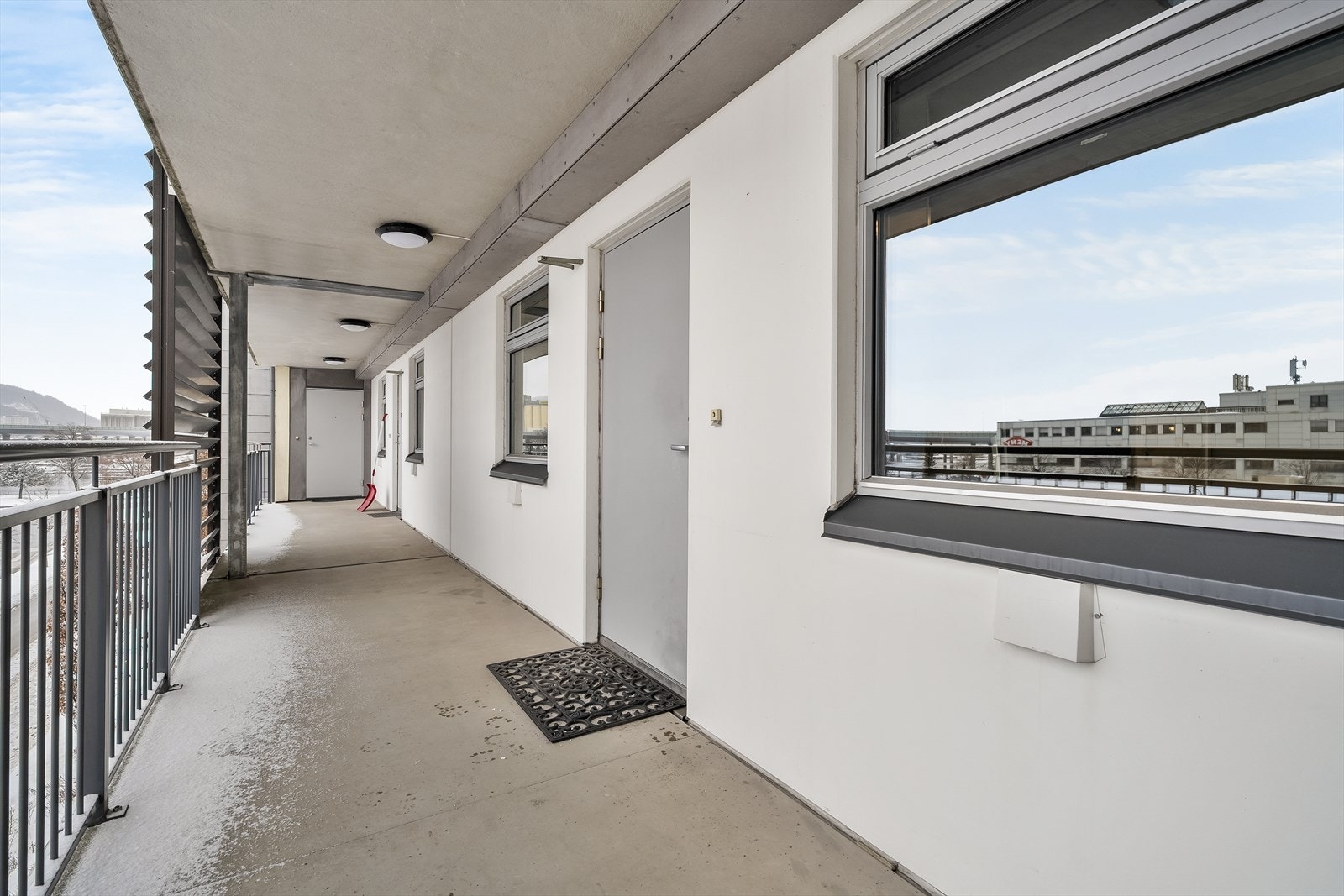 Leiligheten ligger i 3. etasje i bygget, og har enkel adkomst via heis. Felles svalgang med eget inngangsparti. Galleribilde