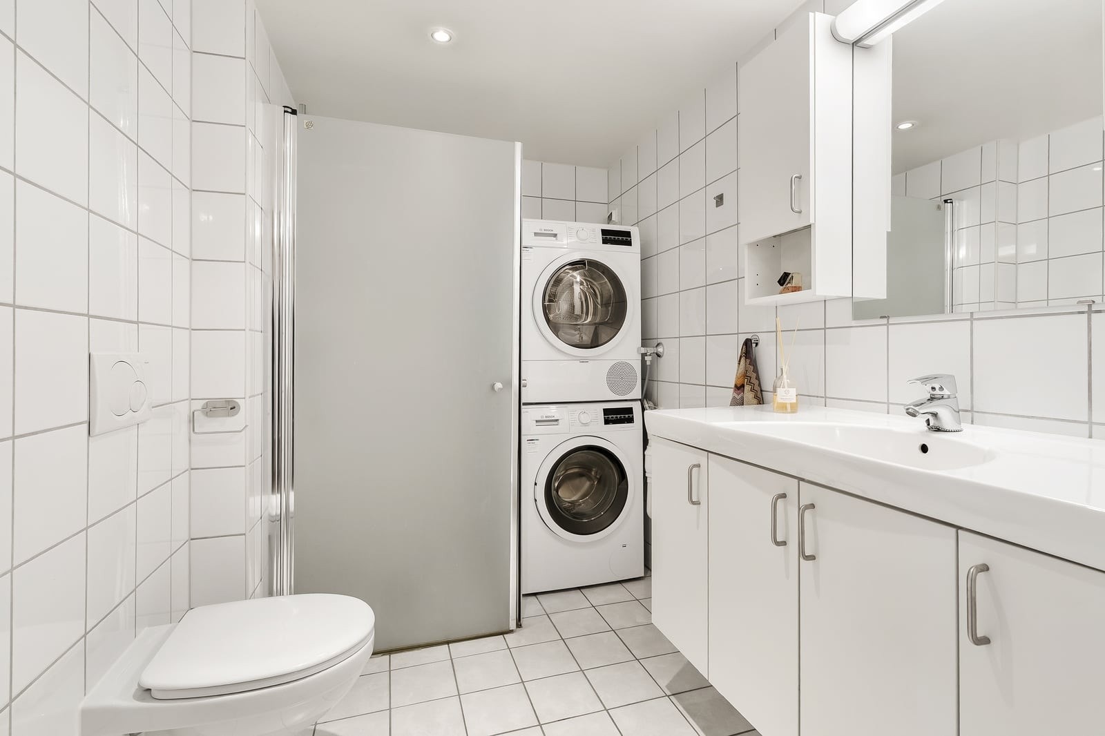 Pent baderom med opplegg for vaskemaskin og god lagringsplass. Galleribilde