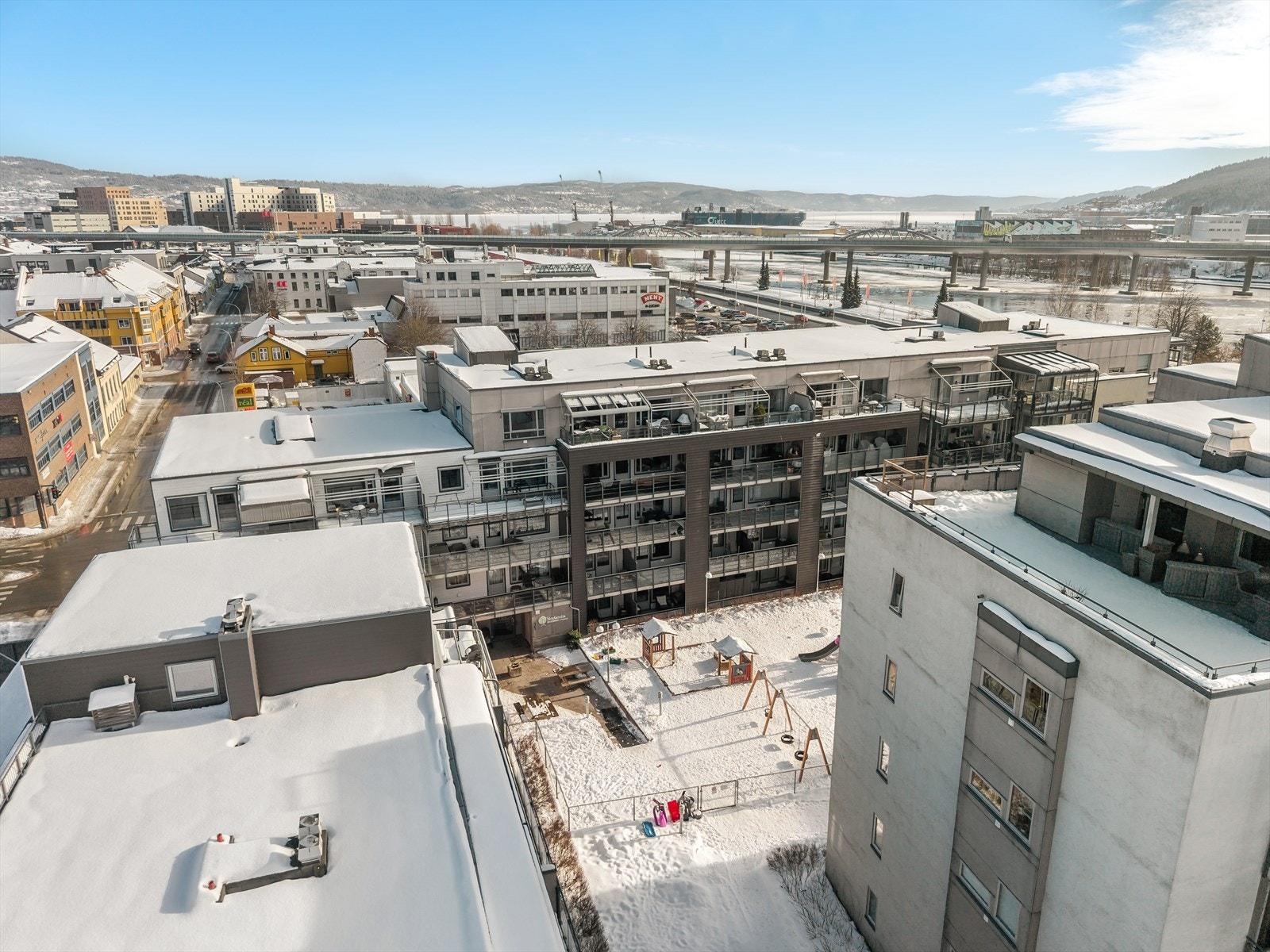 En ypperlig beliggenhet for deg som ønsker en enkel hverdag med alt i nærheten. Kort avstand også til det nye sykehuset. Galleribilde