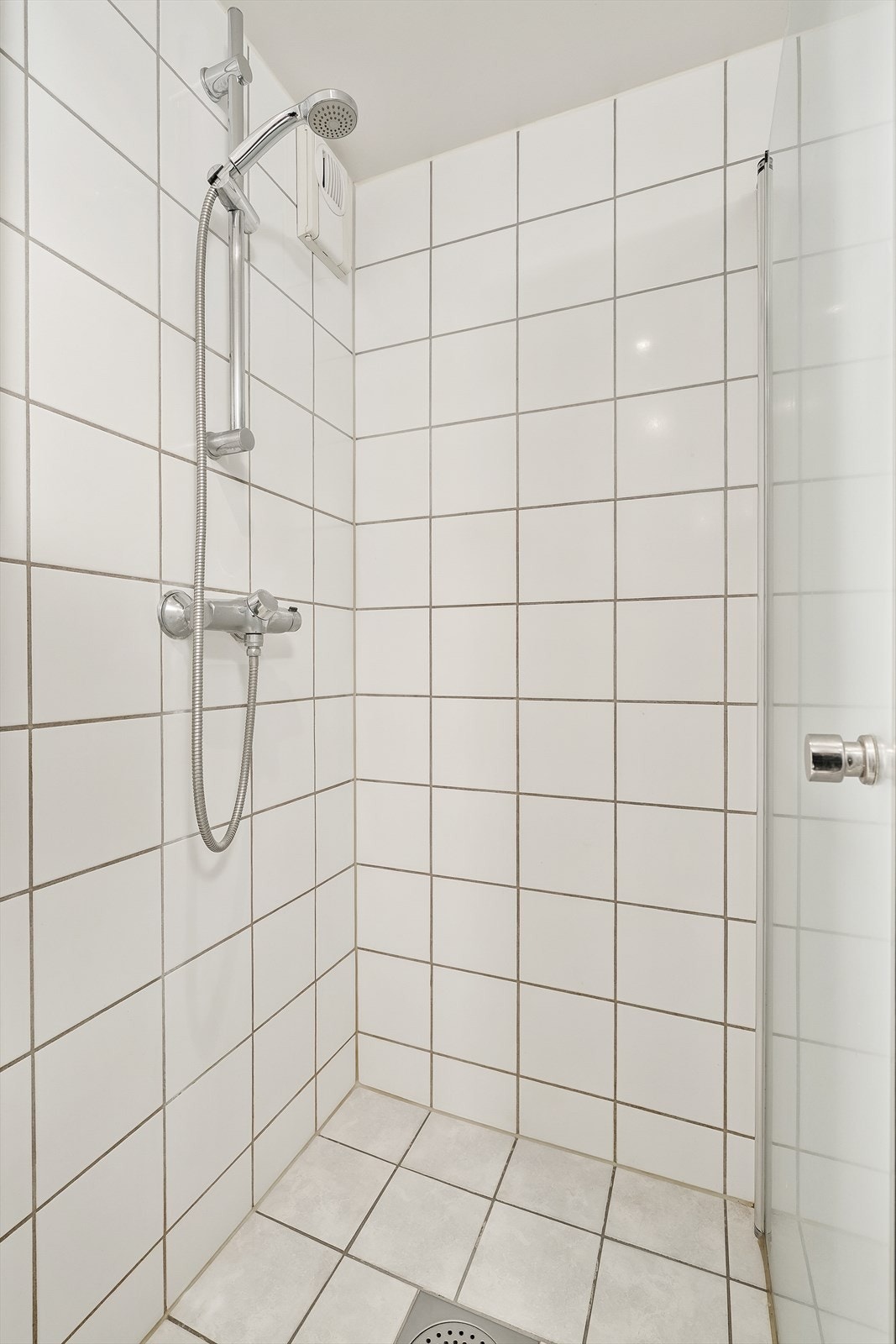 Dusjnisje med frostet glassdører. Galleribilde