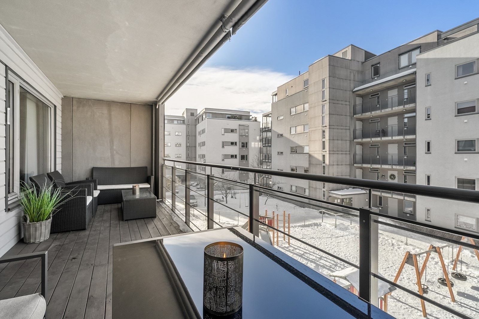 Vestvendt og overbygd balkong i 3.etasje, med utsyn mot fellesområde. Galleribilde