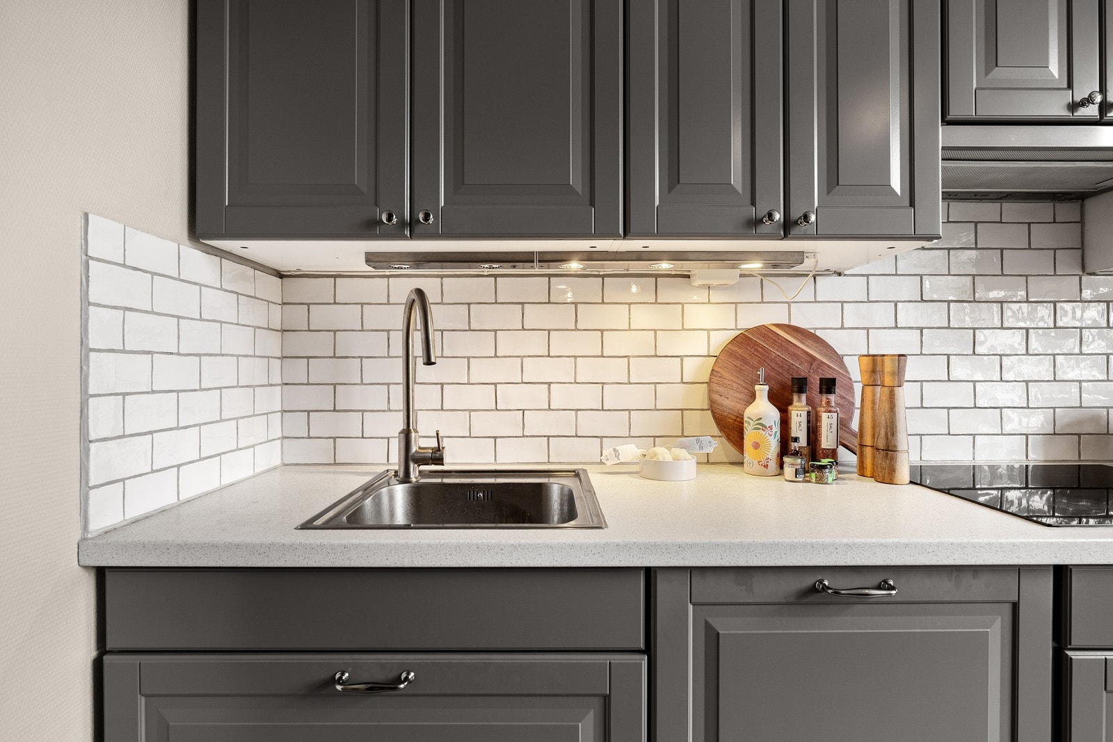 Kjøkkenet har svært godt med benke- og skapplass, noe som gir gode arbeidsforhold. Galleribilde