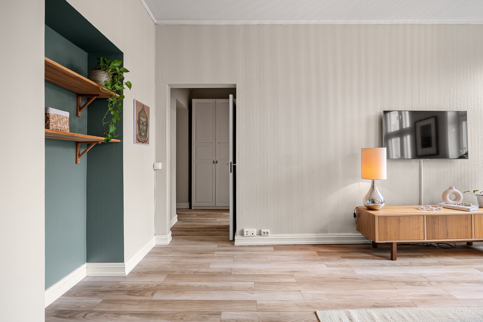 Her får man ettermiddagssol og en luftig romfølelse som gjør at leiligheten oppleves større enn sine 45 kvm. Galleribilde