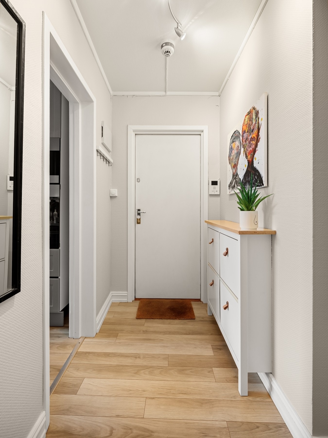 Romslig og praktisk entré som skaper en fin flyt i planløsningen. Galleribilde