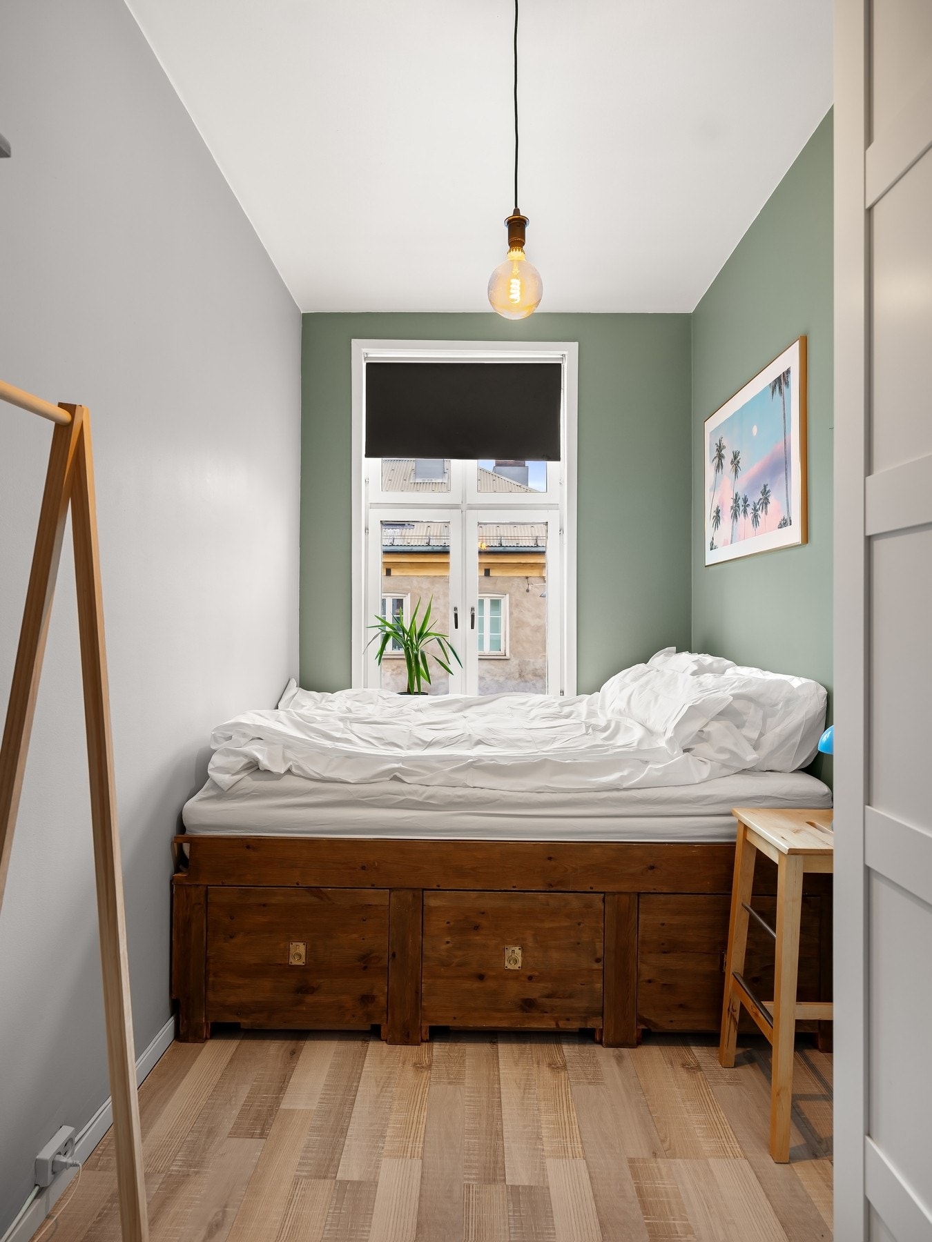 Romslig og hyggelig soverom med god plass til dobbeltseng og tilhørende møblement. Galleribilde