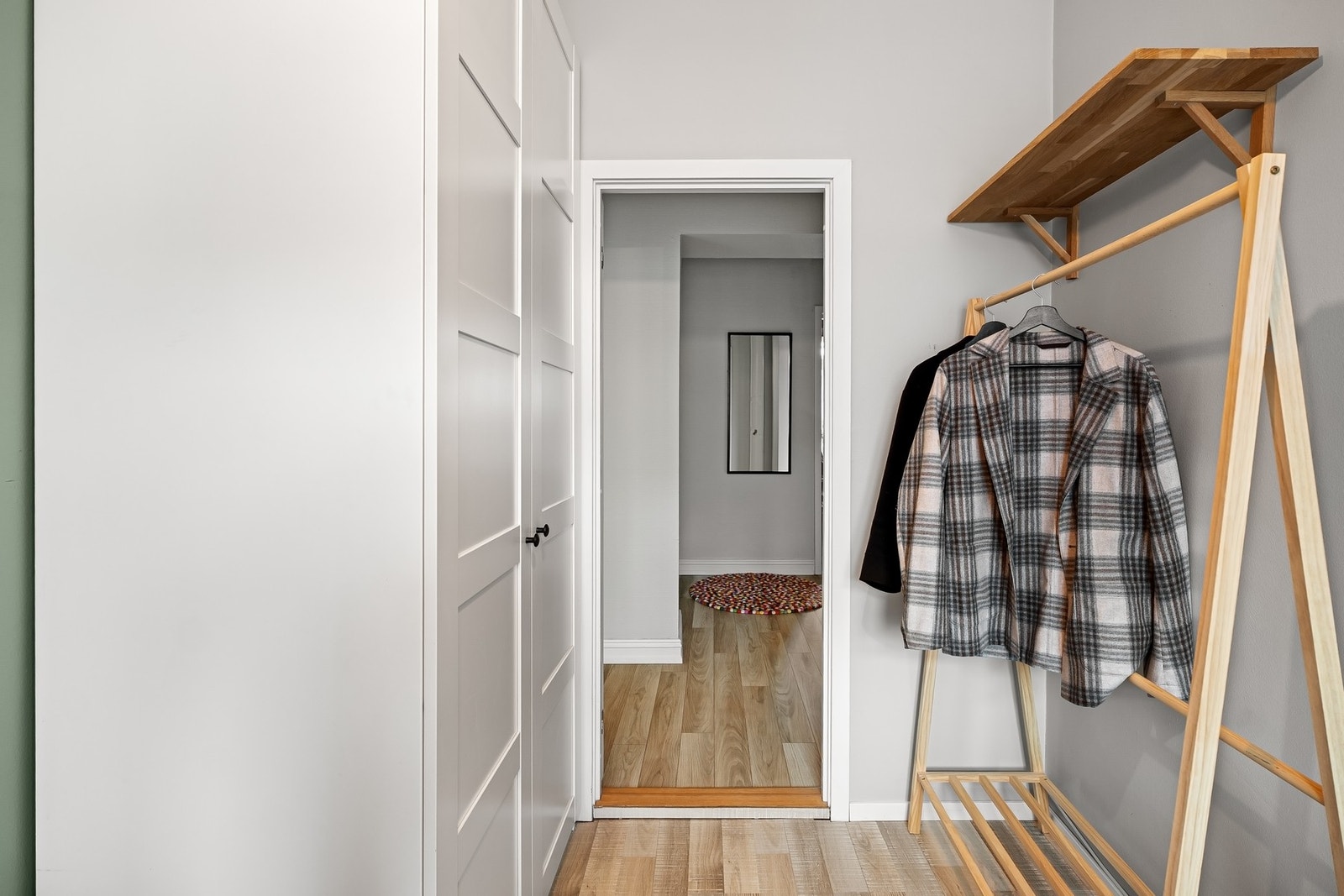 Soverommet har gode oppbevaringsmuligheter med garderobeløsning og plass til ytterligere oppbevaring ved behov. Galleribilde