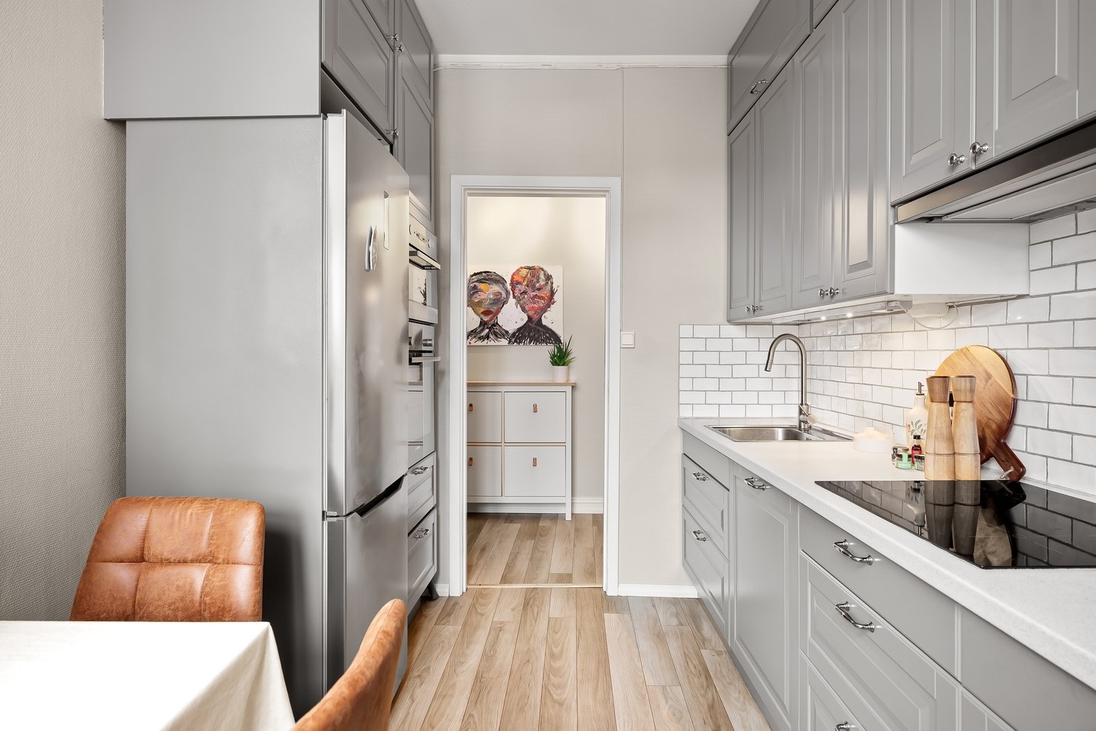 Kjøkkenet ligger i eget rom til høyre for entréen og fremstår som moderne og velholdt. Galleribilde