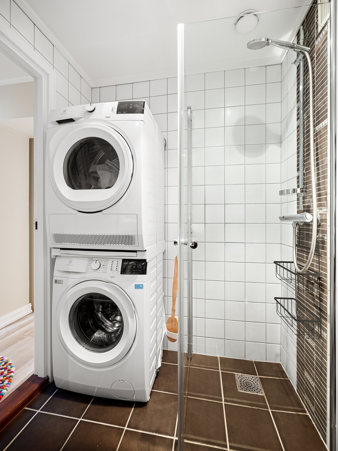 Et praktisk og tidløst bad med nøytrale overflater. Det er opplegg for vaskemaskin. Galleribilde