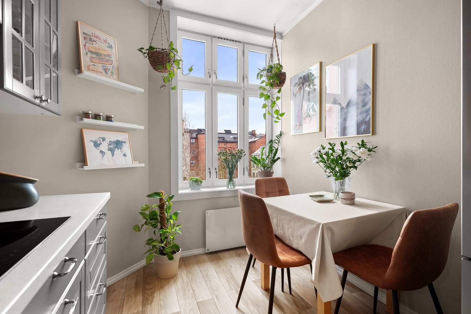 Det er god plass til et spisebord ved vinduet. Galleribilde