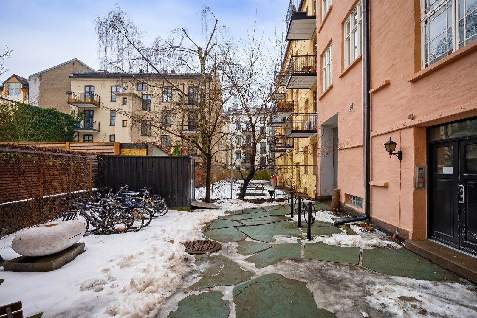 Det er sykkelparkering i bakgården. Galleribilde