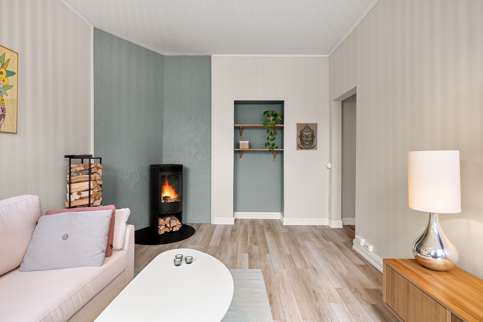 Stuen har flere møbleringssoner, med god plass til spisegruppe. Galleribilde