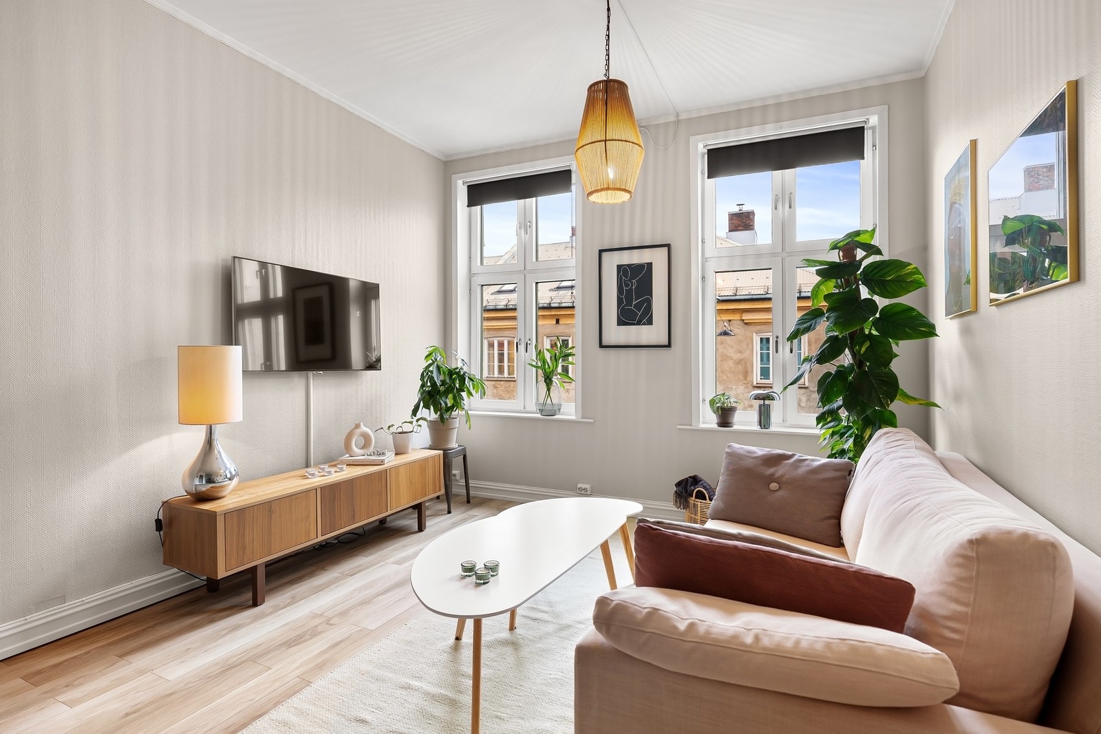 Lys og innbydende stue med god takhøyde og store vindusflater som slipper inn rikelig med naturlig lys. Galleribilde