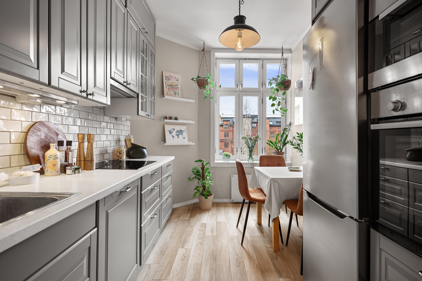 Her får du en sjarmerende og gjennomgående 2-roms beliggende i byggets 3. etasje - midt på Grünerløkka. Galleribilde