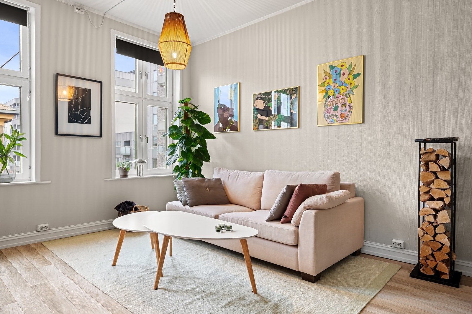 Det er god plass til en større sofagruppe og tilhørende møblement. Galleribilde