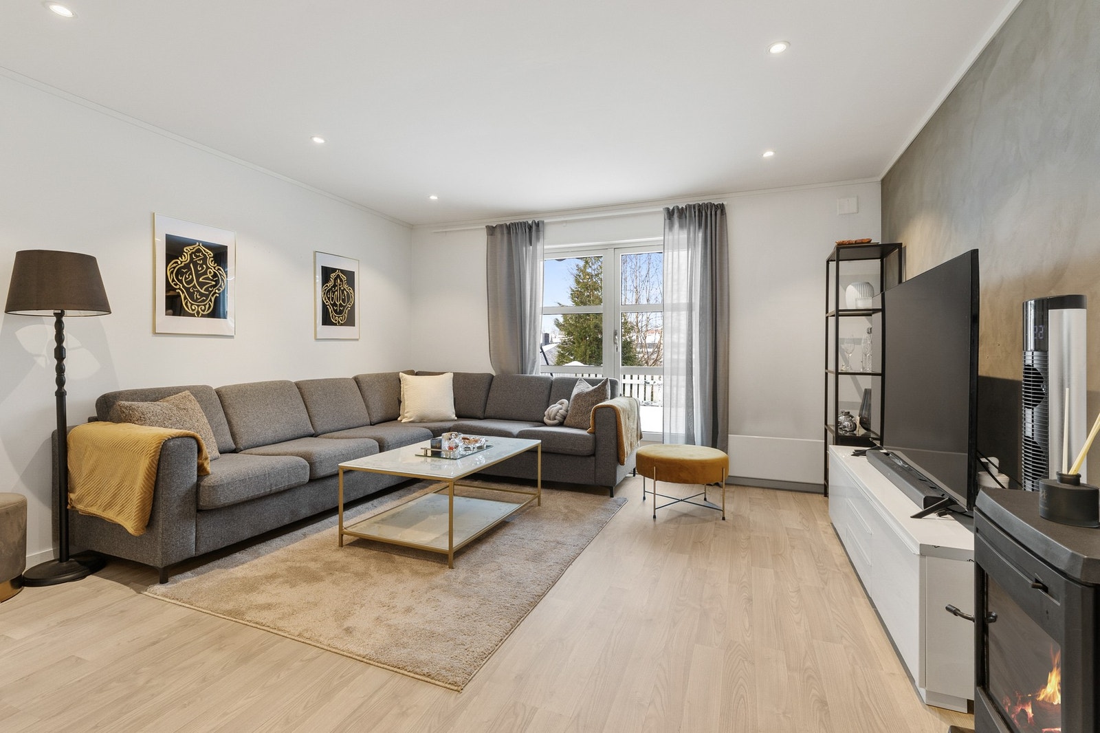 Romslig stue med utgang til terrasse Galleribilde