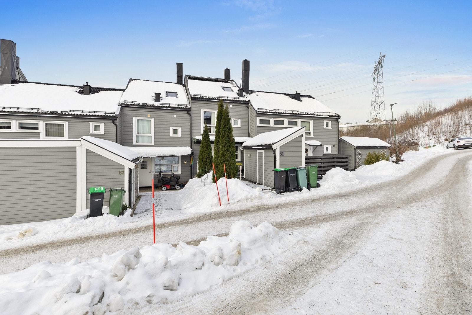 Boligen ligger i et etablert boligområde med rekkehusbebyggelse Galleribilde